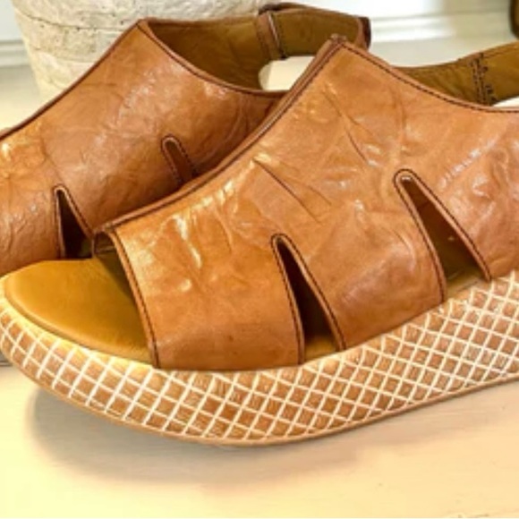 New  wt box ,  Diba true tan  platttform  wedge sandals. - Picture 6 of 13